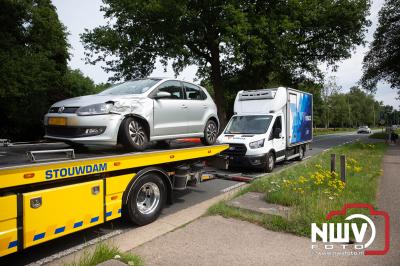Materiële schade Eperweg N309 na ongeval bakwagen met afslaande auto naar Schouwenburg 't Harde. - © NWVFoto.nl